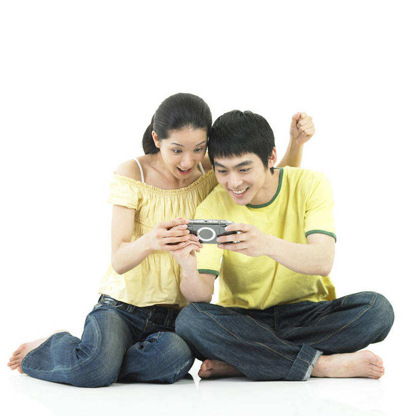 东方人,两个人,坐,笑,盘腿,微笑,露齿笑,竖图,室内,白天,白色背景,正面,爱情,游戏,科技,亚洲,握,阴影,服装,裤子,反射,影子,浪漫,玩,注视,牛仔裤,休闲装,黄种人,娱乐,鼓励,一个,衣服,黄色,低头,观察,加油,看,手势,握拳,休闲,温暖,温馨,休闲服,恩爱,打气,握着,恋人,摄影,服饰,游戏机,影棚,单个,观看,活动,和睦,察看,掌上游戏机,发泄,关注,消遣,智力,鼓舞,便携式游戏机,手提游戏机,宣泄,男人,男性,年轻男性,年轻女性,女人,女性,亚洲人,情侣,盘腿而坐,盘膝,盘着腿的,盘着腿坐,双腿交叉,玩耍,嬉戏,坐着,彩图,全身,影棚拍摄,拍摄,psp掌机,伴侣,融洽