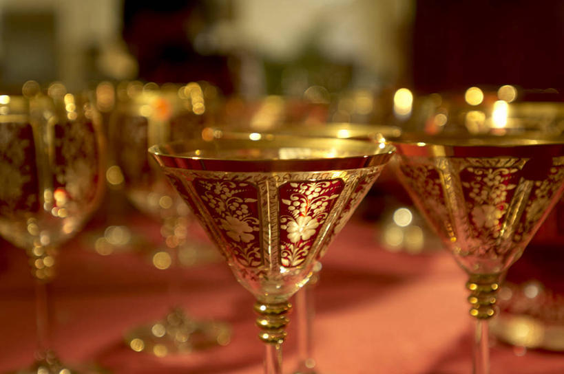 无人,横图,室内,特写,白天,正面,餐桌,桌子,静物,杯子,许多,阴影,朦胧,模糊,装饰,反射,影子,咖啡杯,很多,餐台,华丽,修饰,点缀,衬托,美观,雅致,雅观,彩图