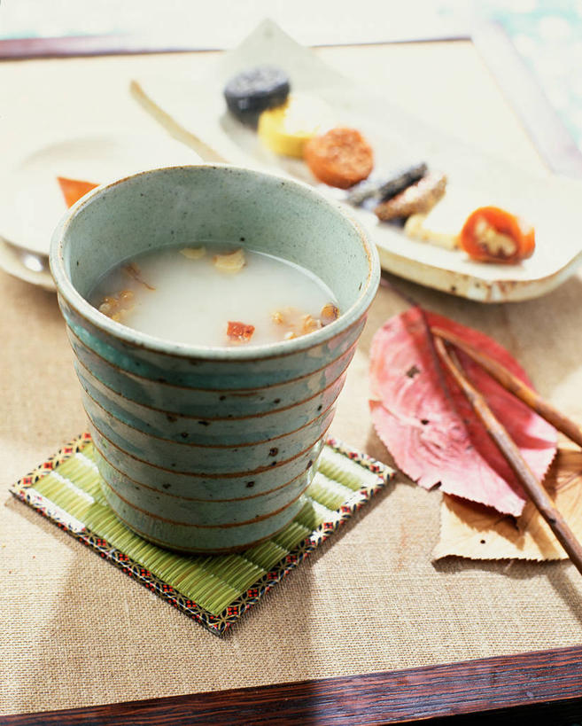 点心,无人,竖图,俯视,室内,特写,白天,幸福,餐桌,茶,筷子,桌子,餐具,阴影,反射,影子,茶叶,食品,甜点,甜品,文化,娱乐,传统,食物,糕点,甜食,享受,休闲,温馨,放松,乐趣,餐台,礼节,提神,舒适,醒脑,礼仪,进餐用具,彩图,高角度拍摄,姜茶