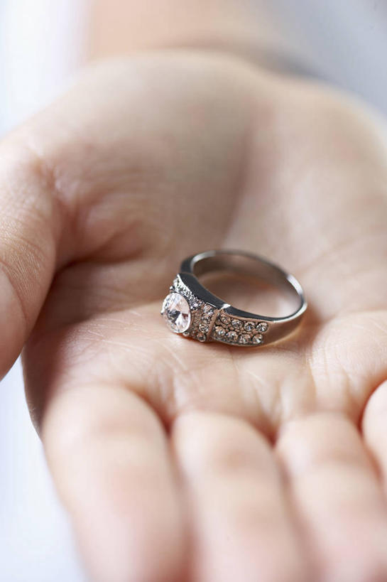 西方人,手,一个人,捧,竖图,室内,特写,白天,正面,爱情,奢侈,珠宝,欧洲,欧洲人,仅一个年轻女性,仅一个女性,仅一个人,阴影,反射,矿石,影子,浪漫,钻戒,钻石,装饰品,一个,戒指,饰品,首饰,手部,恩爱,单个,单手,金刚石,昂贵,坚硬,信物,贵重,宝石,权利,坚定,信念,手饰,约定,宝贵,年轻女性,女人,女性,白种人,端,端着,捧着,手捧,半身,彩图