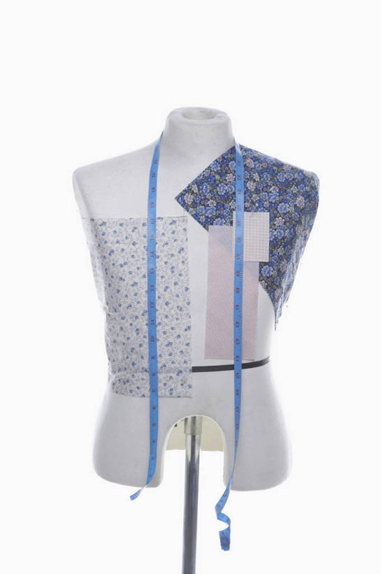 无人,竖图,室内,特写,白天,白色背景,正面,静物,花纹,测量,布,皮尺,人造模特,图案,刻度,布纹,尺,保养,保健,摄影,影棚,道具,测量工具,布匹,尺子,减肥,腰围尺,瘦身,模特道具,时装道具,量具,量仪,塑料卷尺,彩图,影棚拍摄,拍摄,包布模特,服装立裁人台,人台,试衣模特,试衣人台