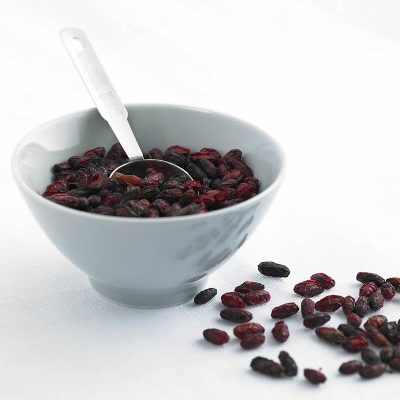 无人,竖图,俯视,室内,特写,白天,植物,一堆,许多,阴影,堆叠,堆积,反射,影子,勺子,陶瓷,红豆,相思豆,草药,药草,陶瓷制品,很多,中药,一个,容器,调羹,汤匙,碗,单个,储藏,堆,储存,药材,中草药,中药材,本草,彩图,高角度拍摄,黑头小鸡,鸡母珠,土甘草,相思子,贮存