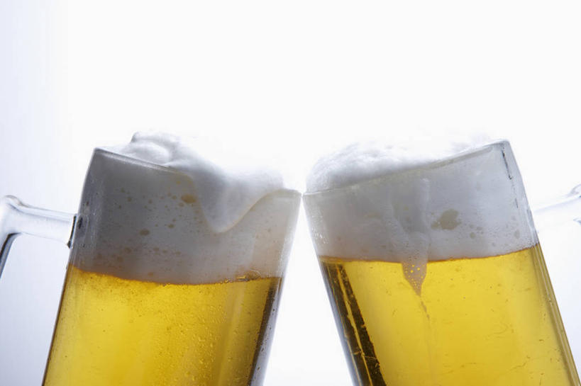 啤酒,无人,横图,室内,特写,白天,白色背景,正面,杯子,阴影,庆祝,反射,影子,酒类,两杯,玻璃制品,酒,饮料,酒杯,啤酒杯,干杯,碰杯,交际,友好,摄影,影棚,庆贺,礼仪,敬酒,劝酒,玻璃杯,彩图,影棚拍摄,拍摄