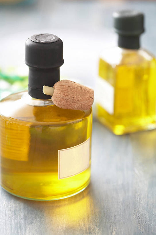 无人,竖图,俯视,室内,特写,白天,桌面,桌子,阴影,朦胧,模糊,反射,罐子,影子,大理石,玻璃制品,两个,黄色,玻璃瓶,精油,瓶子,大理石制品,芳香植物,芳香油,挥发油,香精油,彩图,高角度拍摄