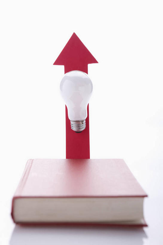 无人,竖图,室内,特写,白天,白色背景,正面,静物,书籍,照明,一本,阴影,反射,灯泡,影子,方向,箭头,灯,一个,书本,灯具,摄影,白炽灯,影棚,单个,照亮,指向,照明工具,簇,白炽灯泡,梨形灯泡,梨形,书,图书,彩图,影棚拍摄,拍摄