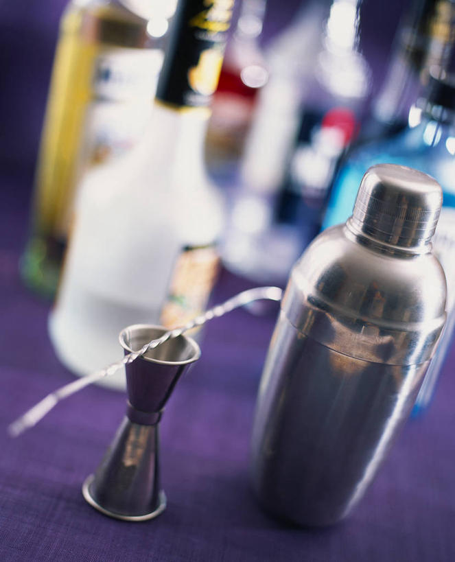 无人,竖图,俯视,室内,特写,白天,餐桌,桌子,阴影,朦胧,模糊,反射,影子,调酒器,红酒瓶,玻璃制品,酒瓶,玻璃瓶,瓶子,餐台,调酒壶,葡萄酒瓶,调酒瓶,雪克杯,雪克壶,摇酒壶,摇酒器,彩图,高角度拍摄