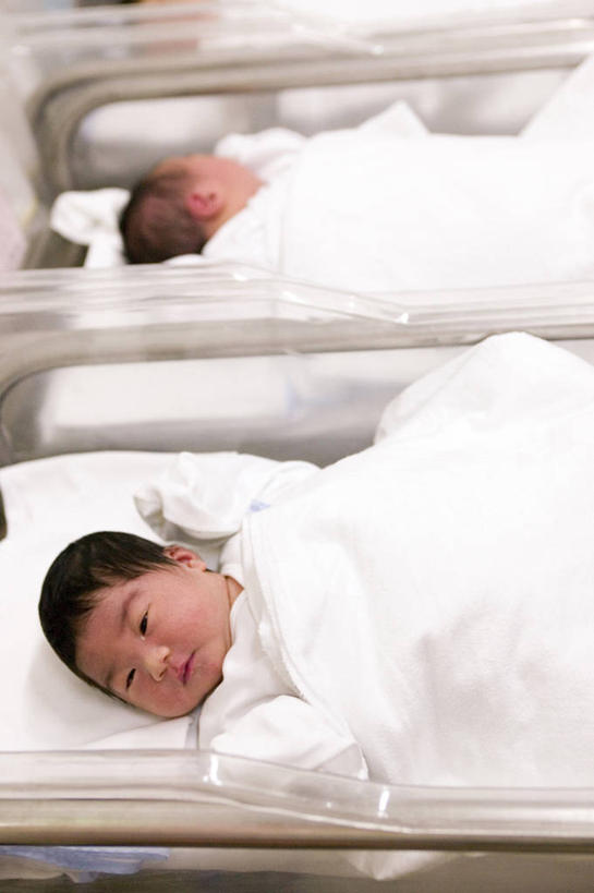 东方人,婴儿,儿童,两个人,医院,躺,闭眼,睡,竖图,室内,白天,仰视,纯洁,机器,纺织品,亚洲,装饰,医学,毛毯,毯子,扭头,注视,黄种人,设备,纺织,小孩,垫子,观察,看,转头,温暖,可爱,活泼,观看,华丽,修饰,点缀,察看,医疗,医疗设备,关注,宝宝,医疗器械,医疗工具,纯真,烂漫,无邪,医疗机构,衬托,美观,雅致,雅观,检测工具,保育箱,婴儿保育箱,卧着,伶俐,天真,亚洲人,孩子,闭眼睛,闭着眼,闭着眼睛,困,困觉,寝息,睡觉,躺着,卧,半身,彩图,低角度拍摄,病院,诊所,培养箱,婴儿培养箱