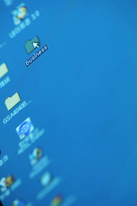 无人,竖图,室内,特写,白天,正面,显示器,鼠标,静物,蓝色背景,朦胧,模糊,英文,标志,屏幕,文字,字符,字母,方向,输入设备,标识,显示屏,箭头,英文字母,指向,文件架,输出设备,资料架,簇,文件框,文件盘,文件托盘,文件座,资料档,资料座,彩图