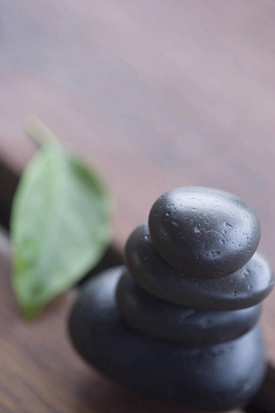 无人,竖图,俯视,室内,特写,白天,按摩,美容,石头,植物,桌面,桌子,静物,叶子,一排,护肤,阴影,朦胧,模糊,整齐,反射,木制,石子,纹理,影子,木桌,绿叶,排列,绿色,木制品,保养,享受,休闲,嫩叶,鹅卵石,放松,保健,堆,队列,按摩石,养颜,肌理,热石疗法,叶,叶片,叶脉,石块,彩图,高角度拍摄,木桌子