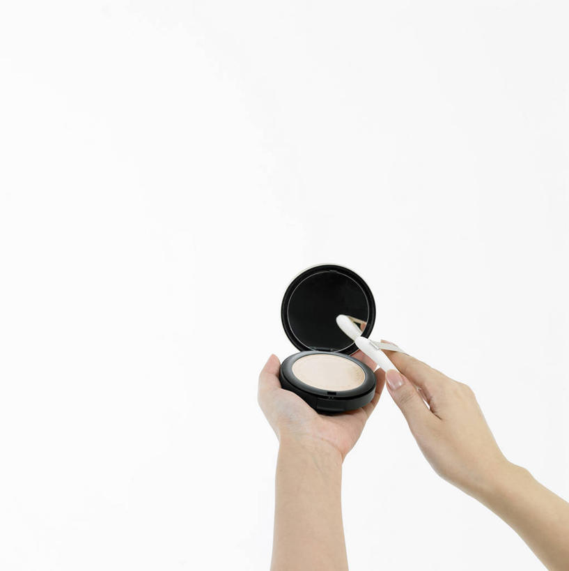 东方人,手,一个人,竖图,室内,特写,白天,白色背景,正面,亚洲,双手,仅一个年轻女性,仅一个女性,仅一个人,握,粉饼,拿,拿着,黄种人,化妆品,手部,握着,摄影,影棚,修饰,护肤品,化妆用品,护肤用品,遮盖,吸脂,年轻女性,女人,女性,亚洲人,半身,彩图,影棚拍摄,拍摄,防晒