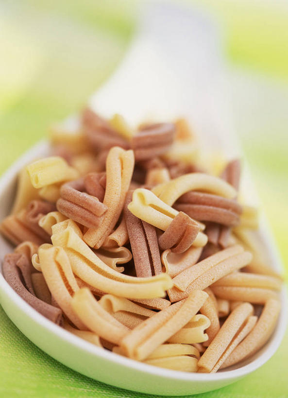 面食,面条,意大利面,无人,竖图,俯视,室内,特写,白天,西餐,一堆,许多,阴影,堆叠,堆积,朦胧,模糊,反射,影子,勺子,陶瓷,面,料理,食品,陶瓷制品,很多,食物,一个,调羹,汤匙,西式,单个,堆,意粉,意面,彩图,高角度拍摄