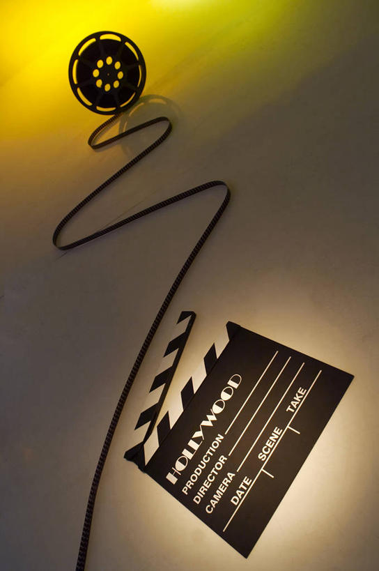 无人,竖图,俯视,照片,室内,特写,白天,静物,阴影,反射,英文,标志,工具,文字,影子,字符,字母,标识,一个,摄影,单个,英文字母,底片,胶片,场记板,场记打板,场记牌,导演板,电影打板,电影工具,菲林,相片,彩图,高角度拍摄,拍摄,照相,胶卷,电影