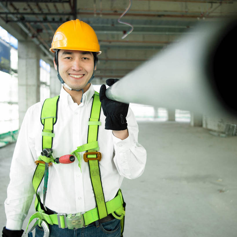 东方人,一个人,站,笑,微笑,露齿笑,竖图,室内,白天,正面,工作服,制服,安全,帽子,亚洲,仅一个男性,仅一个人,服装,朦胧,模糊,管子,头盔,塑料,防护,注视,黄种人,管道,仅一个年轻男性,衣服,黄色,安全帽,手套,塑料制品,建筑工地,观察,看,扛,站着,服饰,观看,保护,察看,衣着,穿着,关注,保险,塑料管,保全,周全,安稳,安定,防护手套,地盘,建筑地盘,施工地盘,工作制服,衣饰,PVC管,扛在肩上,平安,男人,男性,年轻男性,亚洲人,站立,半身,彩图,工作套服,工地,合成材料