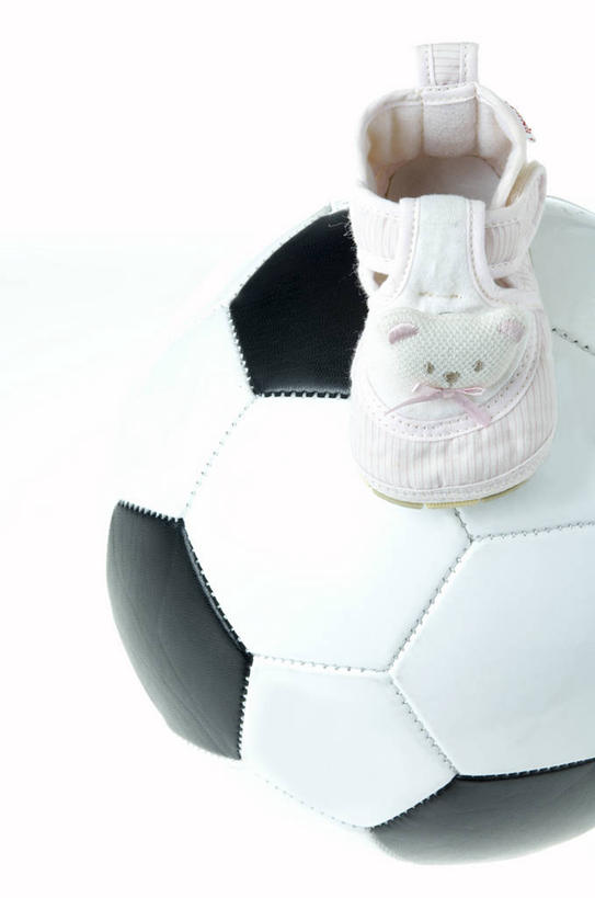 无人,竖图,俯视,室内,特写,白天,白色背景,足球,静物,鞋子,足球装备,运动器械,一个,一只,婴儿鞋,健身器械,摄影,影棚,单个,休闲鞋,健身器材,蹴鞠,足球运动,彩图,高角度拍摄,影棚拍摄,拍摄,运动器材
