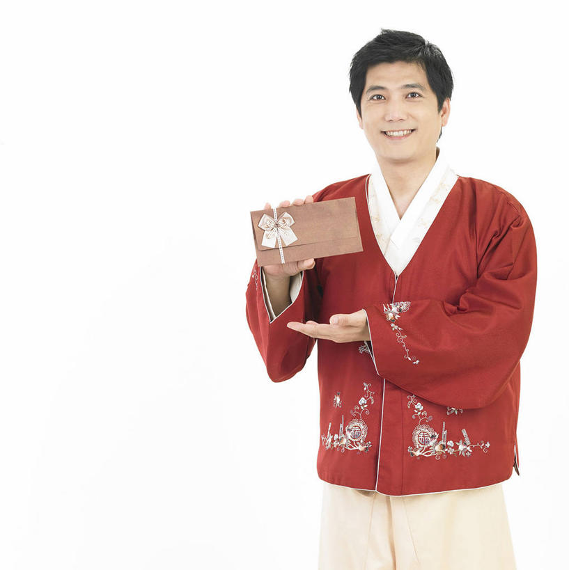 东方人,一个人,站,笑,微笑,露齿笑,竖图,室内,白天,白色背景,正面,民族服装,亚洲,仅一个男性,仅一个人,握,服装,拿,拿着,注视,黄种人,仅一个年轻男性,衣服,观察,看,站着,握着,摄影,服饰,影棚,观看,察看,衣着,穿着,关注,折扣,衣饰,男人,男性,年轻男性,亚洲人,站立,半身,彩图,影棚拍摄,传统服装,民俗服,拍摄,优惠,优惠券,优待券,券