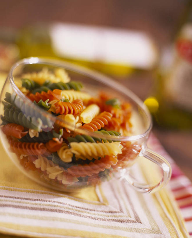 面食,面条,意大利面,无人,竖图,俯视,室内,特写,白天,西餐,杯子,玻璃,一堆,许多,阴影,堆叠,堆积,朦胧,模糊,反射,影子,面,料理,食品,杯垫,咖啡杯,很多,玻璃制品,食物,一个,垫子,西式,单个,堆,螺旋面,意粉,意面,彩图,高角度拍摄