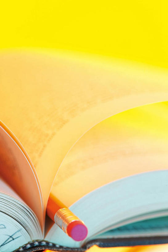 无人,竖图,室内,特写,白天,正面,静物,书籍,一本,黄色背景,朦胧,模糊,笔,办公用品,文具,铅笔,橡皮,学习用品,书本,打开,摄影,影棚,文具用品,橡皮擦,一支,开启,书,图书,彩图,影棚拍摄,拍摄