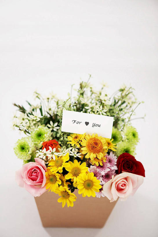 竖图,室内,特写,白天,白色背景,正面,爱情,幸福,纯洁,智慧,热情,玫瑰,阴影,爱心,艺术,盛开,反射,英文,标志,文字,影子,字符,字母,玫瑰花,贺卡,浪漫,祝福,花蕾,文化,标识,花,花瓣,花朵,鲜花,粉色,红色,绿色,插花,卡片,花苞,花蕊,温暖,温馨,心形,恩爱,摄影,红玫瑰,影棚,英文字母,插花艺术,和睦,创造,创作,礼仪,感动,想象,粉玫瑰,祝愿,尊敬,天真,刺玫花,徘徊花,心型,彩图,影棚拍摄,拍摄,绿玫瑰,融洽