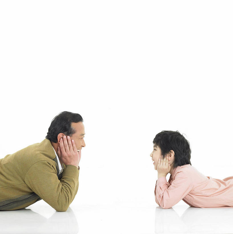 东方人,儿童,中年人,两个人,家庭,父亲,儿子,笑,微笑,露齿笑,竖图,室内,白天,白色背景,侧面,纯洁,亚洲,撑,阴影,反射,影子,托腮,注视,黄种人,小孩,观察,看,趴着,托,温暖,温馨,父子,一家人,父爱,可爱,童年,童趣,摄影,影棚,观看,和睦,察看,关注,托下巴,童真,烂漫,无邪,单手托腮,天真,男孩,男人,男性,中年男性,亚洲人,孩子,趴,半身,彩图,影棚拍摄,拍摄,融洽,男生