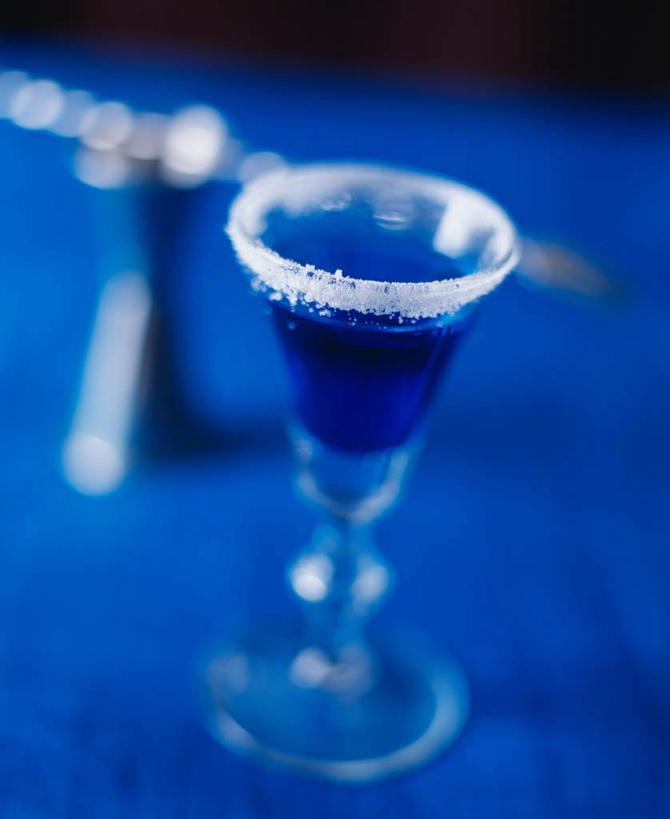 无人,竖图,俯视,室内,特写,白天,餐桌,桌子,杯子,阴影,朦胧,模糊,反射,高脚杯,影子,玛格丽特,酒类,一杯,文化,玻璃制品,酒,饮料,蓝色,酒杯,鸡尾酒,调酒,餐台,创造,想象,鸡尾酒杯,玻璃杯,彩图,高角度拍摄,玛格丽特鸡尾酒