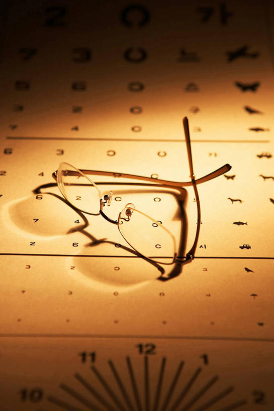 无人,竖图,俯视,室内,特写,白天,静物,一副,阴影,光线,英文,标志,图表,文字,眼镜,影子,字符,字母,灯光,标识,英文字母,医疗设备,医疗器械,视力表,医疗工具,近视眼镜,检测工具,彩图,高角度拍摄