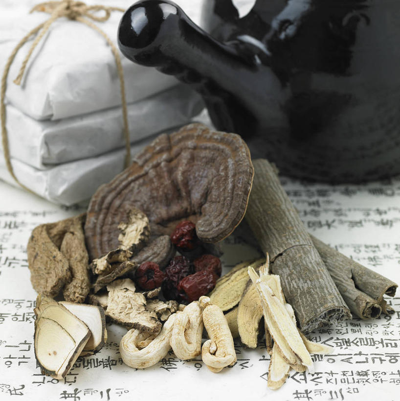 无人,竖图,俯视,室内,特写,白天,灵芝,袋子,一堆,许多,阴影,堆叠,堆积,反射,标志,罐子,文字,影子,纸袋,字符,陶瓷,字母,菌菇,陶瓷制品,很多,菌类,标识,瓶子,容器,储藏,堆,真菌,储存,枣椰子,药用菌,韩语,波斯枣,番枣,海枣,无漏子,椰枣,伊拉克枣,神芝,灵芝草,彩图,高角度拍摄,朝鲜语,韩国语,菌灵芝,贮存