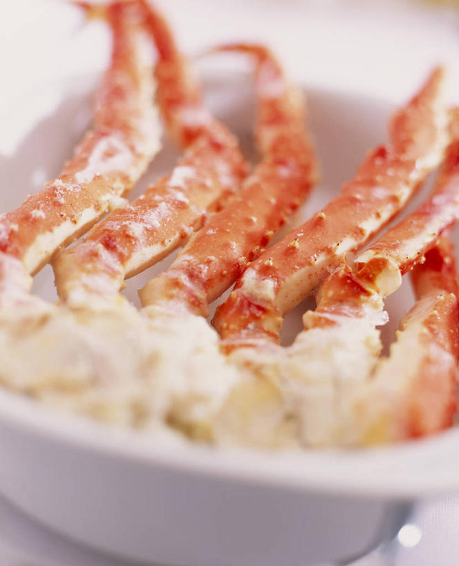 海鲜,蟹,无人,竖图,俯视,室内,特写,白天,餐桌,桌子,阴影,朦胧,模糊,反射,螃蟹,影子,陶瓷,陶瓷制品,帝王蟹,水产,海洋生物,一个,红色,容器,碗,单个,餐台,储藏,储存,水生动物,海产品,水生物,海底动物,皇帝蟹,甲壳动物,石蟹,彩图,高角度拍摄,白石蟹,岩蟹,贮存