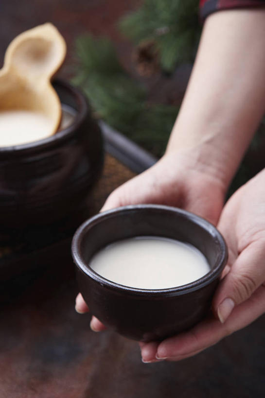 东方人,手,一个人,捧,竖图,俯视,室内,特写,白天,亚洲,双手,仅一个年轻女性,仅一个女性,仅一个人,陶瓷,陶瓷制品,酒类,米酒,黄种人,酒,饮料,容器,碗,手部,摄影,影棚,储藏,储存,江米酒,醪糟,糯米酒,年轻女性,女人,女性,亚洲人,端,端着,捧着,手捧,半身,彩图,高角度拍摄,影棚拍摄,拍摄,贮存