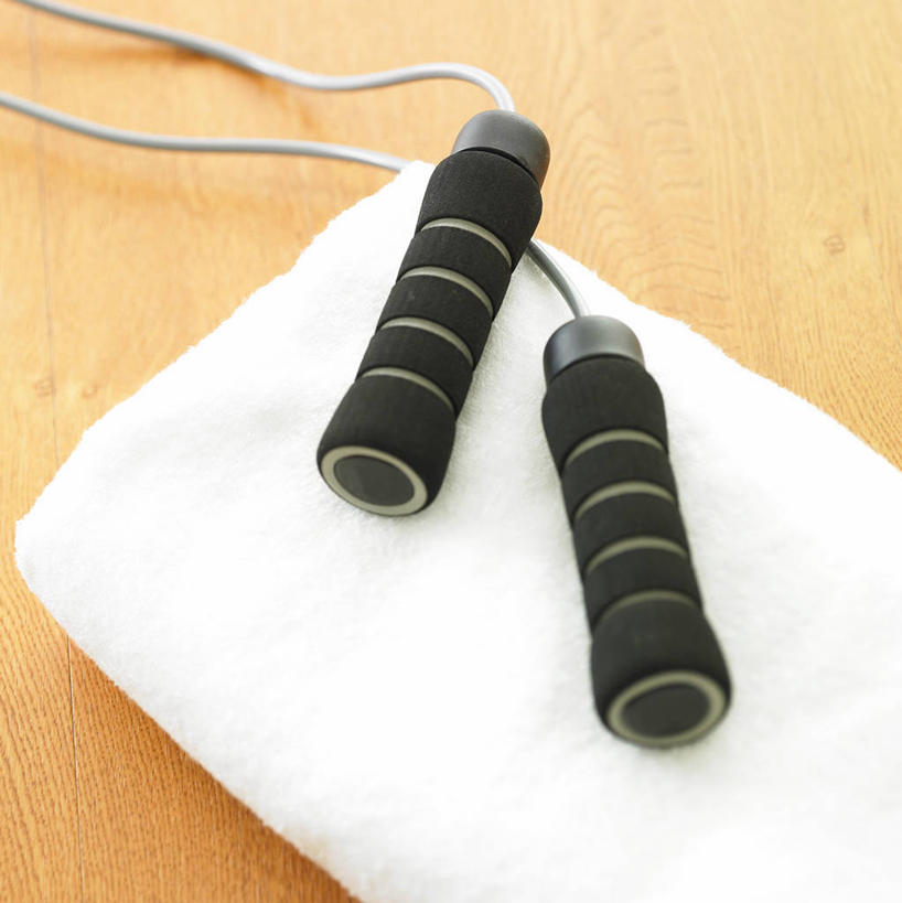 无人,竖图,俯视,室内,特写,白天,地板,静物,一根,一条,阴影,反射,纺织物,影子,地面,运动器械,木地板,白色,绳子,毛巾,清洁,健身器械,保暖,健身器材,透气,防水,储水,耐磨,吸水,彩图,高角度拍摄,短绳,运动器材