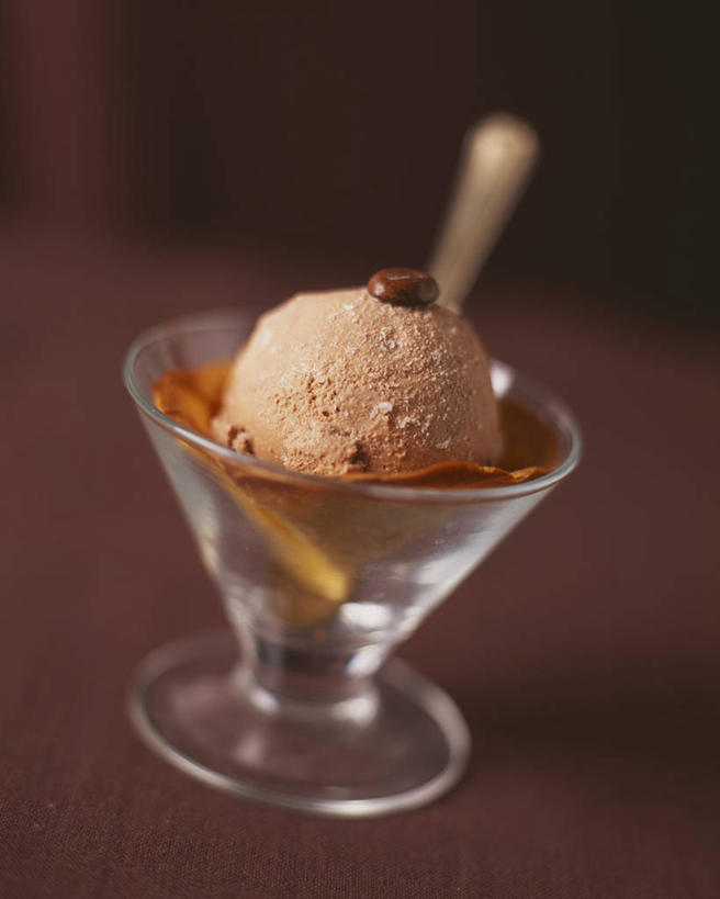 无人,竖图,室内,特写,白天,正面,餐桌,桌子,杯子,阴影,朦胧,模糊,反射,影子,冰激凌,清凉,玻璃制品,一个,水杯,冷饮,舒服,冰淇淋,摄影,影棚,褐色背景,单个,餐台,解暑,解渴,雪糕,舒爽,冰糕,消暑,巧克力冰淇淋,玻璃杯,彩图,影棚拍摄,拍摄