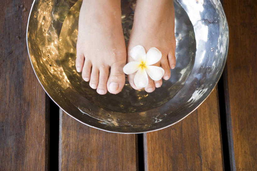 东方人,一个人,横图,俯视,室内,特写,白天,亚洲,仅一个年轻女性,仅一个女性,仅一个人,阴影,盛开,反射,影子,花蕾,黄种人,光脚,干净,洗脚,赤素馨花,花,花瓣,花朵,鲜花,一朵,容器,花苞,花蕊,清洁,享受,健康,赤脚,放松,保健,足浴,储藏,卫生,储存,缅栀子,蛋黄花,鸡蛋花,缅栀花,大季花,印度素馨,年轻女性,女人,女性,亚洲人,清洗,半身,彩图,高角度拍摄,贮存