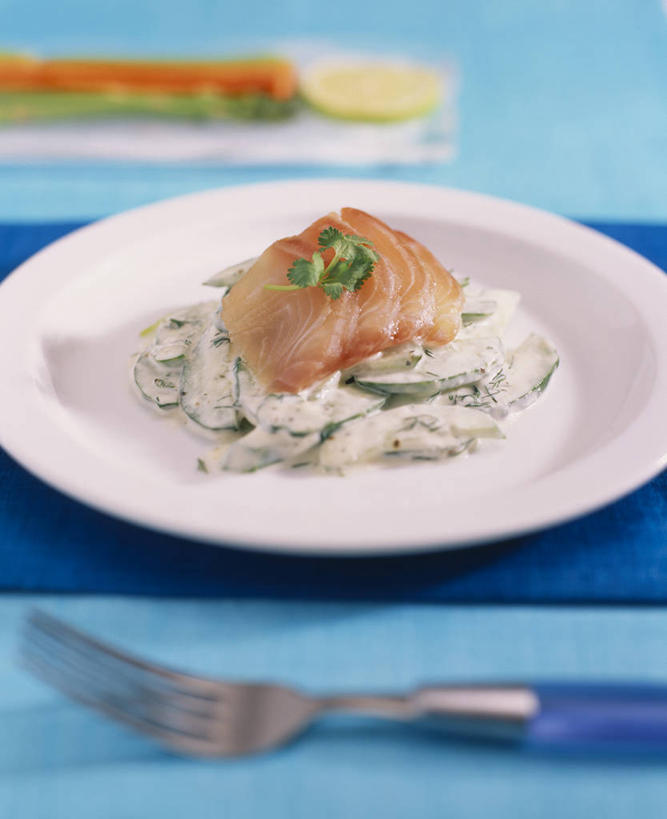 海鲜,无人,竖图,俯视,室内,特写,白天,餐桌,桌子,餐具,阴影,朦胧,模糊,新鲜,反射,鱼,叉子,影子,肉,生食,鱼肉,沙拉,食品,鲔鱼,色拉,水产,金枪鱼,沙律,肉类,鱼类,海洋生物,食物,餐台,色拉酱,吞拿鱼,水生动物,海产品,千岛酱,水生物,肉食,海底动物,餐叉,进餐用具,彩图,高角度拍摄,海鲜沙拉