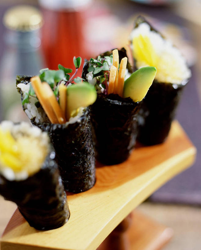 米饭,寿司,无人,竖图,室内,特写,白天,正面,烹饪,餐桌,桌子,萝卜,胡萝卜,蔬菜,水果,阴影,朦胧,模糊,新鲜,反射,影子,海苔,生食,日本料理,料理,食品,果实,紫菜,饭,蔬果,菜肴,美食,食物,日式料理,酪梨,日式,鳄梨,佳肴,有机食品,绿色食品,餐台,油梨,五谷,醋饭,黄萝卜,番萝卜,樟梨,四喜饭,牛油果,红萝卜,甘荀,彩图,条斑紫菜,丁香萝卜,胡芦菔金,金笋