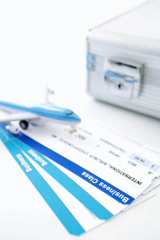 无人,竖图,俯视,室内,特写,白天,白色背景,飞机,静物,阴影,朦胧,模糊,反射,包,影子,交通,旅行包,航空,一个,模型,交通工具,运输,摄影,影棚,一架,单个,客机,载具,旅游包,提包,彩图,高角度拍摄,影棚拍摄,拍摄,机票