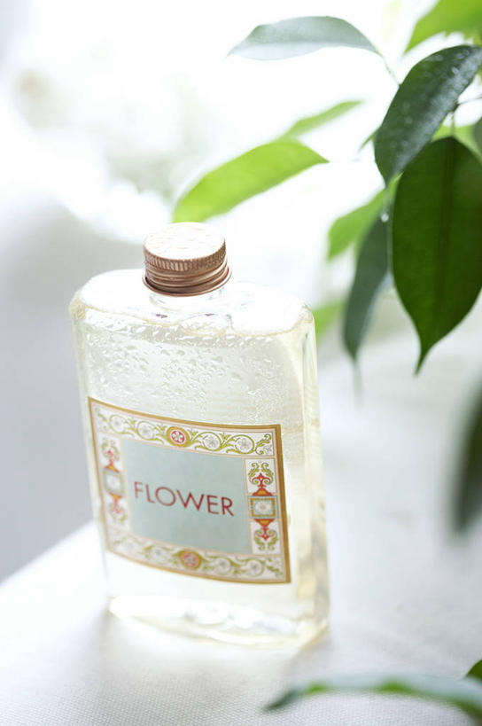 无人,竖图,俯视,室内,特写,白天,化妆,美容,植物,护肤,阴影,朦胧,模糊,反射,盆栽,影子,盆景,玻璃制品,一个,绿色,自然,玻璃瓶,瓶子,保养,享受,休闲,爽肤水,放松,保健,生长,单个,成长,化妆水,养颜,彩图,高角度拍摄,紧肤水