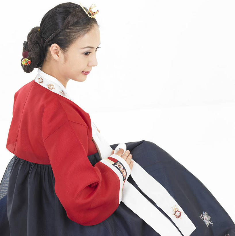 东方人,一个人,坐,笑,微笑,竖图,室内,白天,白色背景,侧面,民族服装,裙子,亚洲,仅一个年轻女性,仅一个女性,仅一个人,阴影,连衣裙,装饰,反射,头饰,影子,扭头,注视,黄种人,发簪,发饰,饰品,观察,看,转头,搭,摄影,服饰,影棚,观看,华丽,修饰,点缀,察看,搭着,关注,端庄,配饰,衬托,美观,雅致,雅观,簪子,朝鲜服,年轻女性,女人,女性,亚洲人,坐着,半身,彩图,影棚拍摄,传统服装,民俗服,拍摄,韩服