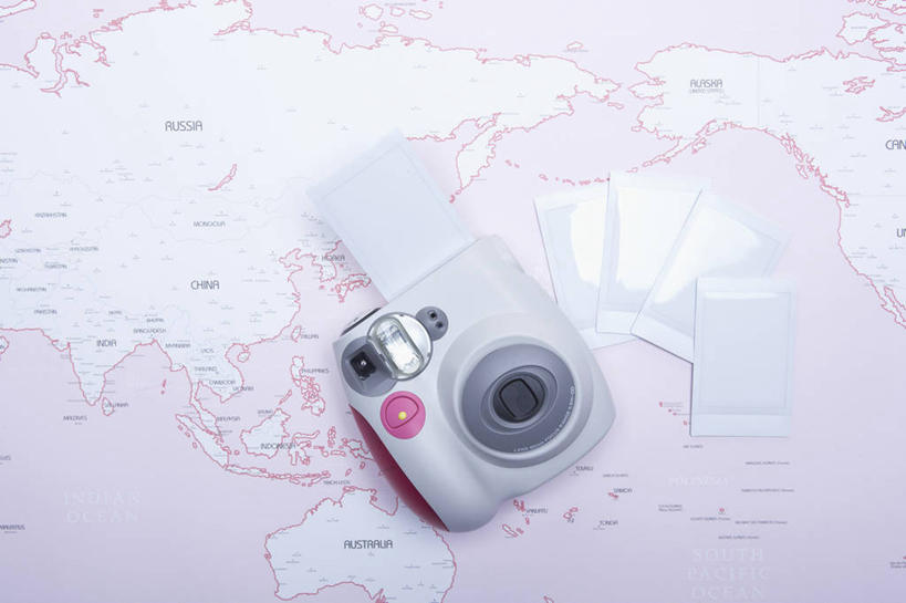 无人,横图,俯视,室内,特写,白天,道路,静物,地图,相机,阴影,反射,信息,影子,交通,方向,一个,拍照,粉色,摄影,单个,引导,指引,拍立得,立拍得,照相机,彩图,高角度拍摄,照相,宝丽莱,导航