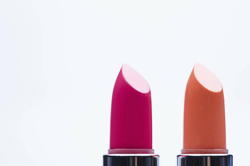 无人,横图,室内,特写,白天,白色背景,正面,静物,两个,粉色,唇膏,化妆品,口红,橙色,摄影,影棚,化妆用品,唇棒,彩图,影棚拍摄,拍摄