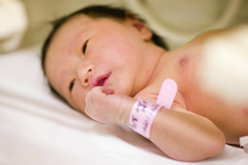 东方人,婴儿,儿童,一个人,躺,横图,室内,白天,侧面,纯洁,机器,亚洲,仅一个人,阴影,朦胧,模糊,反射,医学,标签,标志,文字,影子,字符,字母,注视,黄种人,设备,标识,裸露,小孩,观察,看,可爱,活泼,观看,察看,医疗,医疗设备,关注,宝宝,裸,医疗器械,医疗工具,纯真,烂漫,无邪,韩语,检测工具,保育箱,婴儿保育箱,卧着,伶俐,天真,亚洲人,孩子,躺着,卧,半身,彩图,培养箱,婴儿培养箱,朝鲜语,韩国语