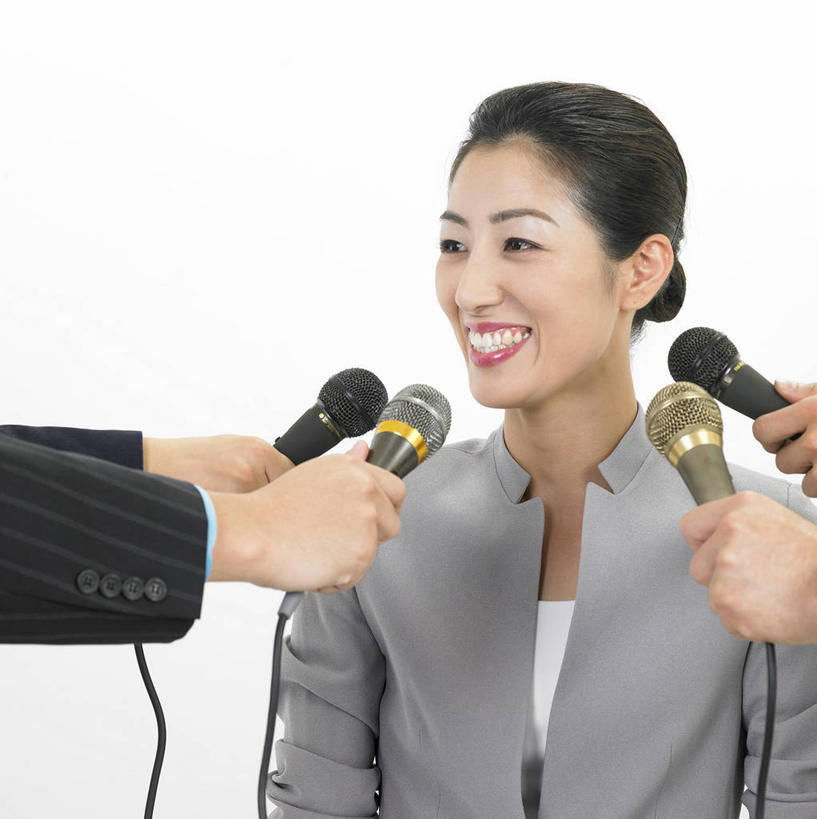 东方人,商务人士,记者,商务女性,站,笑,微笑,露齿笑,竖图,室内,白天,白色背景,正面,亚洲,五个人,握,阴影,套装,反射,影子,许多人,注视,黄种人,话筒,观察,看,站着,四个,一群人,握着,摄影,影棚,观看,察看,麦克风,关注,扩音器,商务装,传声器,工薪阶层,微音器,男人,男性,年轻男性,年轻女性,女人,女性,亚洲人,白领,上班族,新闻工作者,新闻记者,站立,半身,彩图,影棚拍摄,拍摄