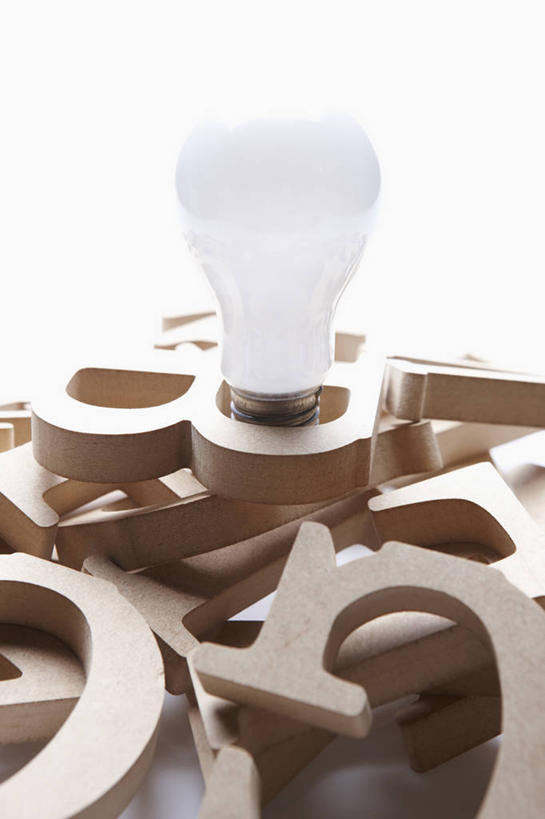 无人,竖图,俯视,室内,特写,白天,白色背景,静物,照明,一堆,许多,堆叠,堆积,英文,标志,灯泡,文字,字符,字母,很多,标识,灯,一个,灯具,摄影,白炽灯,影棚,单个,堆,英文字母,照亮,照明工具,白炽灯泡,梨形灯泡,梨形,彩图,高角度拍摄,影棚拍摄,拍摄