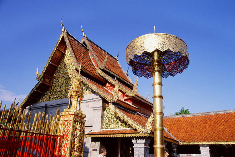 无人,寺庙,横图,室外,白天,仰视,旅游,度假,名胜古迹,标志建筑,地标,建筑,泰国,亚洲,阴影,节日,遗迹,光线,影子,云,云朵,云彩,古迹,文化,文物,娱乐,建设,古建筑,蓝色,白云,蓝天,天空,阳光,庙宇,天,祈祷,享受,休闲,健康,旅游胜地,放松,许愿,宗教,东南亚,佛教,信仰,晴朗,纪念,祈求,古文明,转经筒,转经轮,法轮,泰王国,清迈府,玛尼轮,释教,清迈省,平安,晴空,彩图,低角度拍摄,庙,寺,经轮,玛尼解脱轮,祈祷轮