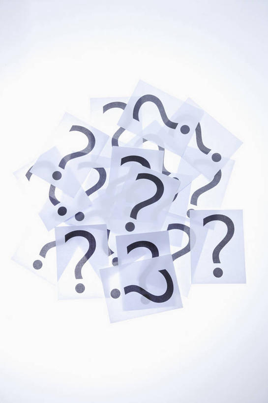 无人,竖图,俯视,室内,特写,白天,白色背景,静物,一堆,许多,堆叠,堆积,纸张,很多,白色,黑色,摄影,影棚,堆,问号,彩图,高角度拍摄,影棚拍摄,拍摄