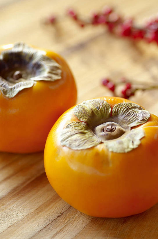 无人,竖图,俯视,室外,特写,白天,餐桌,桌子,浆果,柿子,水果,阴影,朦胧,模糊,新鲜,反射,影子,生食,食品,果实,食物,两个,有机食品,绿色食品,餐台,彩图,高角度拍摄