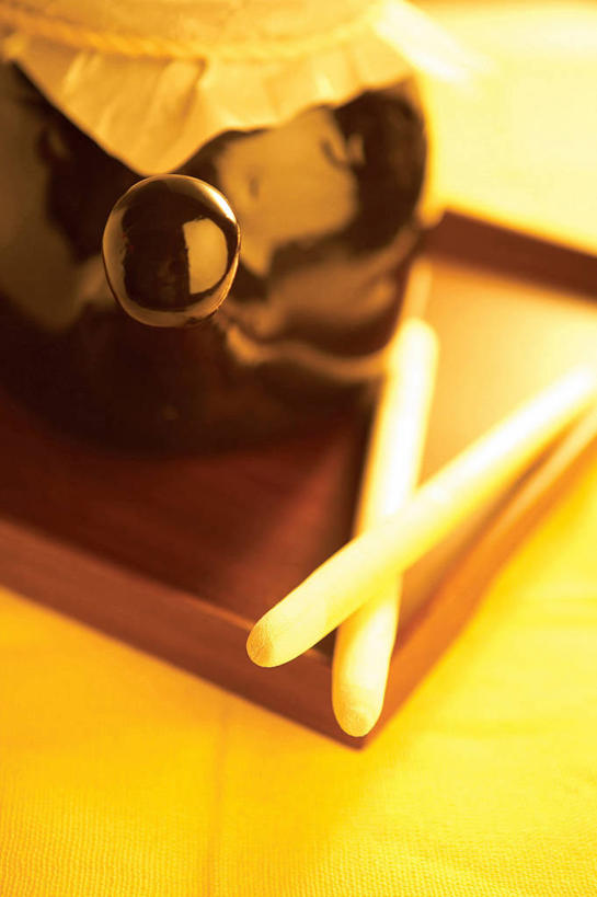 无人,竖图,俯视,室内,特写,白天,餐桌,桌子,餐具,阴影,朦胧,模糊,反射,碟子,酒坛,盘,影子,盘子,容器,碟,餐台,储藏,储存,坛子,彩图,高角度拍摄,贮存