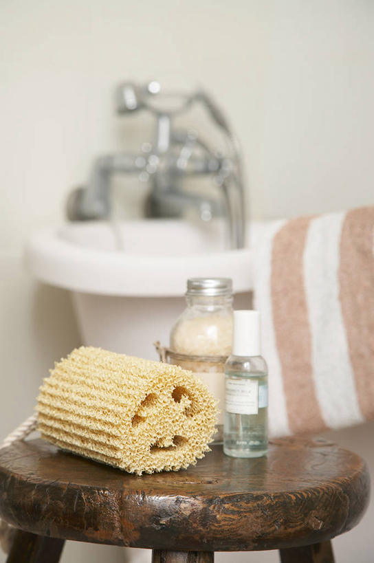 无人,竖图,俯视,室内,特写,白天,卫生间,浴室,桌子,朦胧,模糊,木制,纺织物,罐子,海绵,水龙头,茶几,干净,开关,玻璃制品,玻璃瓶,木制品,瓶子,毛巾,浴缸,打开,清洁,享受,健康,放松,保暖,阀门,卫生,开启,卫浴设备,透气,防水,水咀,储水,耐磨,吸水,水管装置,淋浴房,彩图,高角度拍摄,冲凉房,沐浴间,沐浴室,浴用海绵