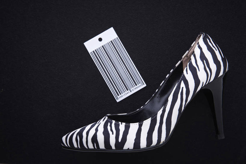 无人,横图,室内,特写,白天,正面,高跟鞋,时尚,电子,静物,鞋子,阴影,黑色背景,反射,信息,标签,符号,数字,影子,标识,一只,摄影,影棚,条形码,时髦,编码,条码,时兴,斑马纹,彩图,影棚拍摄,拍摄,商业