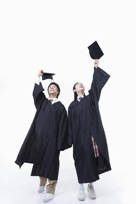 东方人,两个人,伙伴,朋友,学生,跳,投,举,笑,微笑,露齿笑,竖图,室内,白天,白色背景,仰视,友谊,亚洲,握,拿,拿着,注视,黄种人,观察,看,托,同学,握着,摄影,流苏,影棚,观看,察看,学士帽,校友,毕业,关注,学士服,同窗,学友,垂布,学士袍,友情,男人,男性,年轻男性,年轻女性,女人,女性,亚洲人,举起,举手,举着,抛,扔,撒,跳跃,向上举,向上伸,向上托,掷,彩图,低角度拍摄,全身,影棚拍摄,拍摄