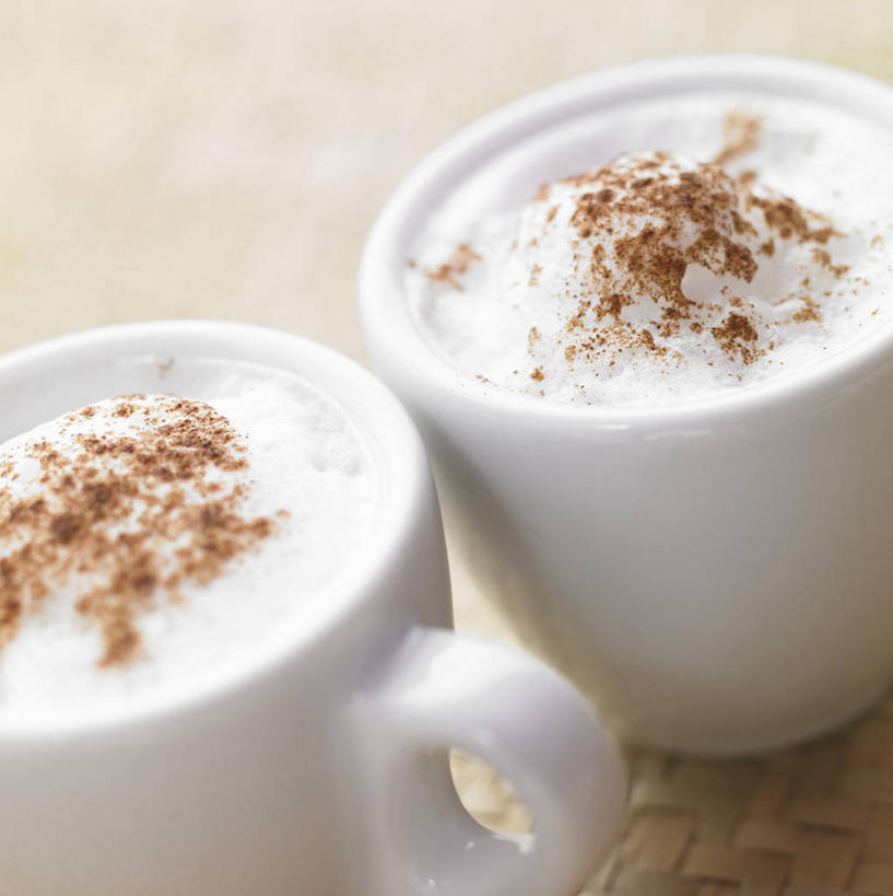 咖啡,无人,竖图,俯视,室内,特写,白天,幸福,餐桌,桌子,杯子,阴影,朦胧,模糊,反射,瓷器,影子,卡布奇诺,咖啡杯,陶瓷制品,两杯,娱乐,饮料,享受,休闲,温馨,放松,乐趣,餐台,提神,舒适,瓷杯,醒脑,软饮料,卡布奇诺咖啡,卡布基诺,彩图,高角度拍摄,卡布基诺咖啡