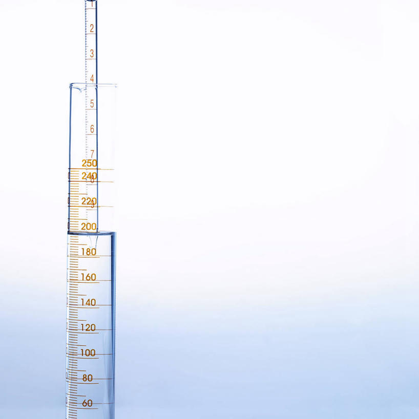 无人,竖图,室内,特写,白天,正面,实验,仪器,静物,杯子,蓝色背景,研究,透明,分析,化学,测试,标志,量筒,数字,文字,字符,标识,玻璃制品,一个,玻璃瓶,瓶子,器皿,摄影,阿拉伯数字,影棚,单个,计量,玻璃仪器,试验耗材,实验用品,玻璃杯,彩图,影棚拍摄,拍摄